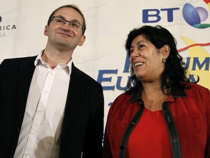 Joan Herrera, candidato de Iniciativa, junto a la escritora Almudena Grandes, antes de pronunciar su conferencia en el Fórum Europa.