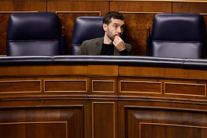 El ministro de Derechos Sociales, Consumo y Agenda 2030, Pablo Bustinduy, a su llegada al pleno del Congreso de los Diputados, el 10 de octubre.