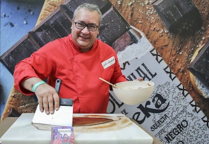 Justo Almendrote prepara chocolate en el salón de chocolate en el Palacio de Cibeles en Madrid.