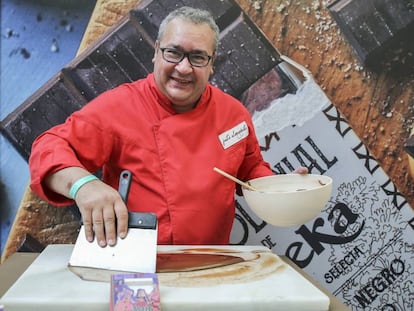 Justo Almendrote prepara chocolate en el salón de chocolate en el Palacio de Cibeles en Madrid.