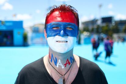 La bandera Serbia colorea la cara de este aficionado en el Abierto de Australia.