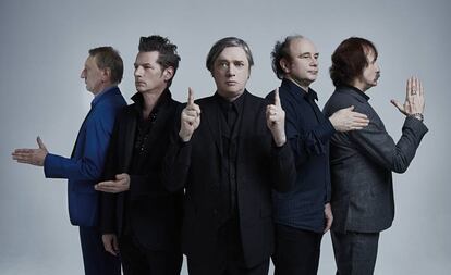 Los miembros de Einstürzende Neubauten. En el centro, Blixa Bargeld.