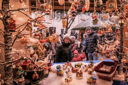 Turistas y locales visitan los puestos navideños de Bressanon en Bolzano (Italia), el 2 de diciembre de 2018.