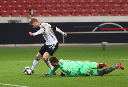 Werner supera el portero armenio para marcar.