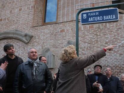 Manuela Carmena descubre la placa de la nueva plaza de Arturo Barea en Lavapi&eacute;s. 