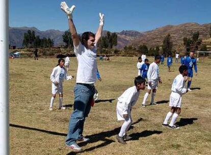 Iker Casillas en el partido que jugó en Perú. Al fondo, de azul, Emilio Butragueño.