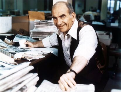 Imposible hablar de este entrañable cascarrabias sin acordarse de su trabajo en 'Lou Grant' (1977-1982), serie que arrastró hacia las facultades de periodismo a toda una generación. Aquel exigente director de 'Los Angeles Tribune', de honestidad innegociable, provenía sin embargo de la televisión, concretamente de la emisora ficticia WJM, adonde iba a parar Mary Tyler Moore en 'La chica de la tele' (1970-1977). Lou era aquí el jefe de la protagonista y, al cierre de esta serie, tuvo su propio 'spin off' (sí, ya entonces los había). Ed Asner (Kansas City, 1929) no ha parado de trabajar en ningún momento, aunque nunca ha repetido aquellos éxitos. Dando la cara, al menos, porque poniendo la voz a Carl Fredricksen, otro gruñón adorable, el entrañable abuelo de 'Up' (2009), tuvo un nuevo momento de gloria. A sus 86 años, Asner sigue a tope.