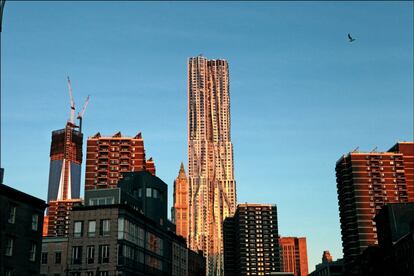 Tras m&aacute;s de una d&eacute;cada de proyectos que recordaban al Guggenheim de Bilbao, un Frank Gehry octogenario firm&oacute; en el sur de Manhattan este rascacielos de 76 plantas con apartamentos, una escuela y hasta un hospital. Las curvas de la estructura de hormig&oacute;n armado de la torre rompen con la imagen de los rascacielos fr&iacute;os con fachada de vidrio y acercan esta tipolog&iacute;a al dise&ntilde;o org&aacute;nico y pl&aacute;stico del famoso arquitecto. Nuevo s&iacute;mbolo en la l&iacute;nea del horizonte neoyorquina, la torre inaugura una etapa de rascacielos de autor.