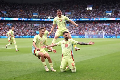 Álex Baena celebra con sus compañeros el gol del 3-1 a favor del España.