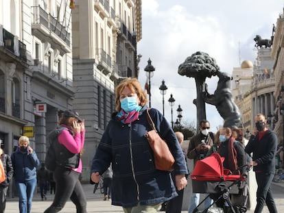 Transeúntes caminan por las inmediaciones de la Puerta del Sol en Madrid, el viernes.