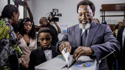 O presidente da República Democrática do Congo, Joseph Kabila, vota nas eleições de 30 de dezembro em Kinshasa.