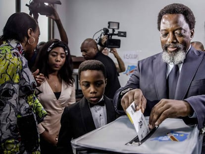 El presidente de la República Democrática del Congo, Joseph Kabila, vota en las elecciones del pasado 30 de diciembre en Kinshasa.