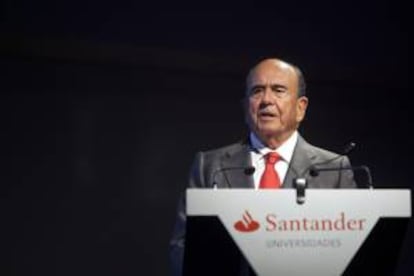 El presidente mundial del Grupo Santander, Emilio Botín, habla este 19 de noviembre de 2013, durante la ceremonia de entrega de los premios Santander Universidades 2013, en el hotel Grand Hyatt, en Sao Paulo (Brasil).