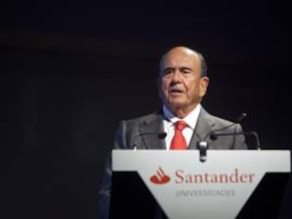 El presidente mundial del Grupo Santander, Emilio Botín, habla este 19 de noviembre de 2013, durante la ceremonia de entrega de los premios Santander Universidades 2013, en el hotel Grand Hyatt, en Sao Paulo (Brasil).