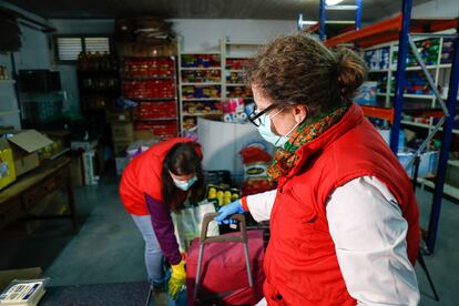Varias trabajadoras del Ayuntamiento de Valdemoro mantienen activo el centro Vicente Ferrer para repartir alimentos a más de 140 familias.