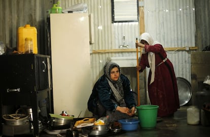 Dos mujeres palestinas limpian sus utensilios de cocina en una de las casas que se han levantado con material prefabricado tras el conflicto.