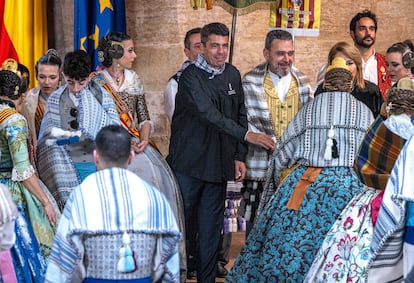 El presidente de la Generalitat, Carlos Mazón, durante la recepción el pasado lunes de las comisiones falleras en el interior del Palau de la Generalitat.