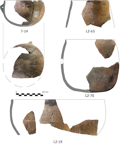 Restos de una vasija con decoración ramiforme hallados en la Cueva de la Dehesilla.