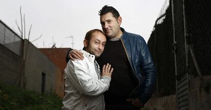Salvador Alférez, a la derecha, con su pareja, el miércoles en Madrid.