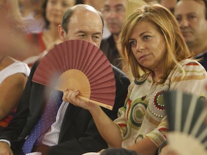 Alfredo Pérez Rubalcaba y Elena Valenciano, durante el mitin de Valencia.