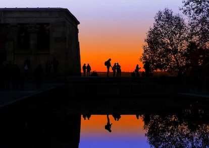 Ciudadanos de Madrid con la luz del atardecer