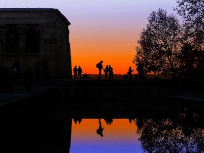 Ciudadanos de Madrid con la luz del atardecer