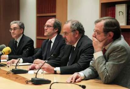 Presentación del máster en Derechos Humanos de la Cátedra Jesús de Polanco. De izquierda a derecha, el rector de la Universidad Autónoma de Madrid, José María Sanz, el ministro de Educación, Ángel Gabilondo, el presidente de PRISA, Ignacio Polanco, y el consejero delegado del grupo, Juan Luis Cebrián.