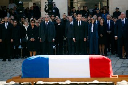 El presidente armenio Armen Sarkisian y el presidente francés Emmanuel Macron muestran sus respetos ante el ataúd de Charles Aznavour.