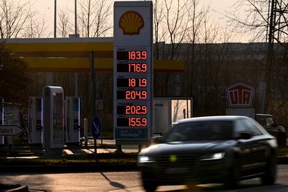 Panel de precios de los carburantes en una gasolinera de Shell en Berlín, este martes.