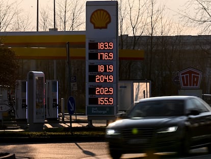 Panel de precios de los carburantes en una gasolinera de Shell en Berlín, este martes.