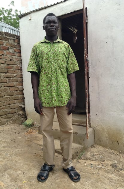 Bravo Agiambe y su familia -en total son 16- tienen en su casa una instalación considerada un lujo en el depauperado barrio en el que viven en Yamena, la capital de Chad: una letrina. No es además una letrina cualquiera, es ecológica. Los restos de orina y heces se recogen por separado y se llevan a un centro experimental para su tratamiento y posterior uso como abono. La iniciativa, ensayada en 32 países de África está dentro del proyecto Wash que impulsan Oxfam, la Comisión Europea y asociaciones locales como Celiaf.