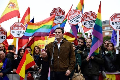 "Miles de españoles le están diciendo este domingo a Sánchez no al separatismo y sí a España" ha asegurado Rivera, minutos antes de que comenzara la concentración para decir que "ya basta que los separatistas nos marquen el camino y que el conjunto de los españoles estemos al servicio de los que quieren liquidar este país".