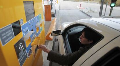 Una usuaria paga en una cabina autom&aacute;tica el peaje de la Radial 4 
