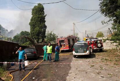 Bomberos y efectivos policiales en Tui tras la explosión de este miércoles.