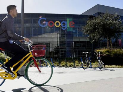 Un hombre pasea en bicicleta ante el Google Campus en Silicon Valley, San Francisco (EE UU).