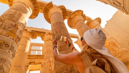 Una turista camina entre los pilares de la Gran Sala Hipóstila del Templo de Karnak.