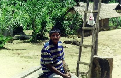 Aruká Juma en una fotografía tomada en 1998 por el antropólogo Edmundo Peggion, cuando las autoridades trasladaron a Aruká y a su familia a la Tierra Indígena Uru-eu-wau-wau.