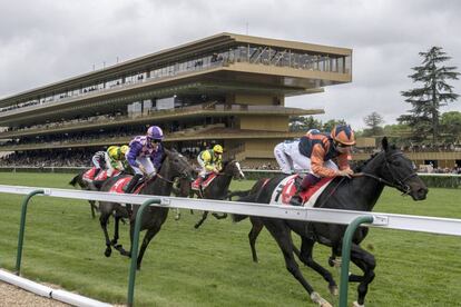 Carreras tras la inauguración del reformado hipódromo de Longchamp en Paris (Francia).
