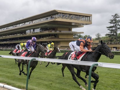 Carreras tras la inauguración del reformado hipódromo de Longchamp en Paris (Francia).