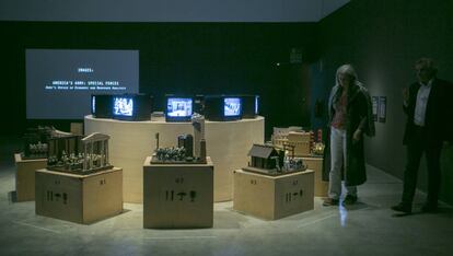 Dos personas visitan la exposición del Arts Santa Mónica.