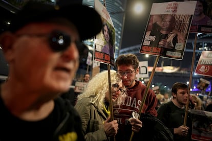 Familiares y amigos de personas asesinadas y secuestradas por Hamás participan en una manifestación en Tel Aviv (Israel), este miércoles.