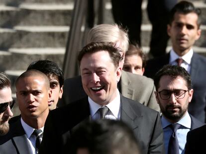 El director ejecutivo de Tesla, Elon Musk, sale de un tribunal de Manhattan en una foto de archivo de abril de 2019.