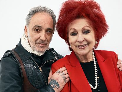 El fotógrafo Alberto García-Alix y Juana de Aizpuru en la galería de ella.
