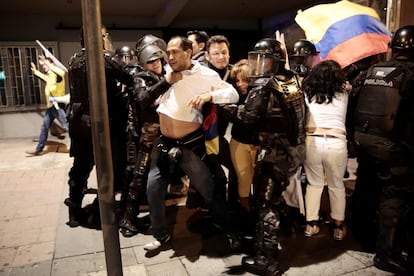 Policiais equatorianos prendem simpatizantes do candidato de centro-direita à presidência de Equador, Guillermo Lasso, em Quito.