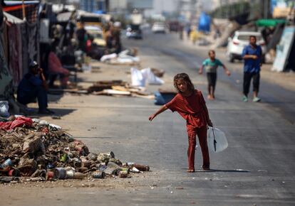 Una niña palestina acarrea agua entre un campamento de desplazados instalado en Gaza Central, el pasado 13 de agosto.