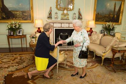 A líder do Partido Conservador britânico, Theresa May, em sua chegada ao Palácio de Buckingham, onde foi recebida pela rainha Elizabeth II, com a missão de formar um governo como nova primeira-ministra do Reino Unido, em 13 de julho de 2016.