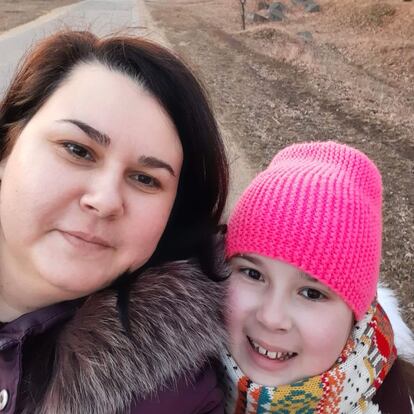 Alla Oleshko y su hija, en el pueblo cercano a Odesa donde se refugiaron. 