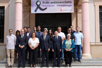 El presidente de la Generalitat, Salvador Illa, este miércoles en el minuto de silencio convocado en Rubí (Barcelona) por el asesinato de dos mujeres víctimas de violencia machista. En la imagen, Illa acompañado de la alcaldesa de Rubí, Ana María Martínez y el delegado de Gobierno en Catalunya, Carlos Prieto.
