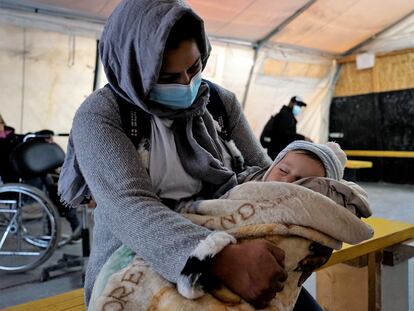 Una madre con su hijo recién nacido en la sala de espera de la clínica de MSF en Lesbos, Grecia, el 31 de enero de 2021.
Más de 7.000 personas, incluidos 2.500 niños, siguen viviendo en tiendas de campaña, expuestos al crudo invierno.