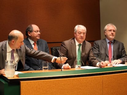 De izquierda a derecha, Carlos Ruiz, director de Obra Social Kutxa; Mikel Ruiz, presidente de Cáritas Bizkaia; Carlos Zapatero y Jon Mancisdor en la presentación de Etxelan en Bilbao.